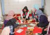 Dari Bahan Baku hingga Produk, Mahasiswa KKN-T Unhas Dampingi Pembuatan Kerupuk Gabus