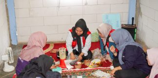 Dari Bahan Baku hingga Produk, Mahasiswa KKN-T Unhas Dampingi Pembuatan Kerupuk Gabus
